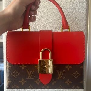 Louis Vuitton handbag also comes with a Louis Vuitton strap